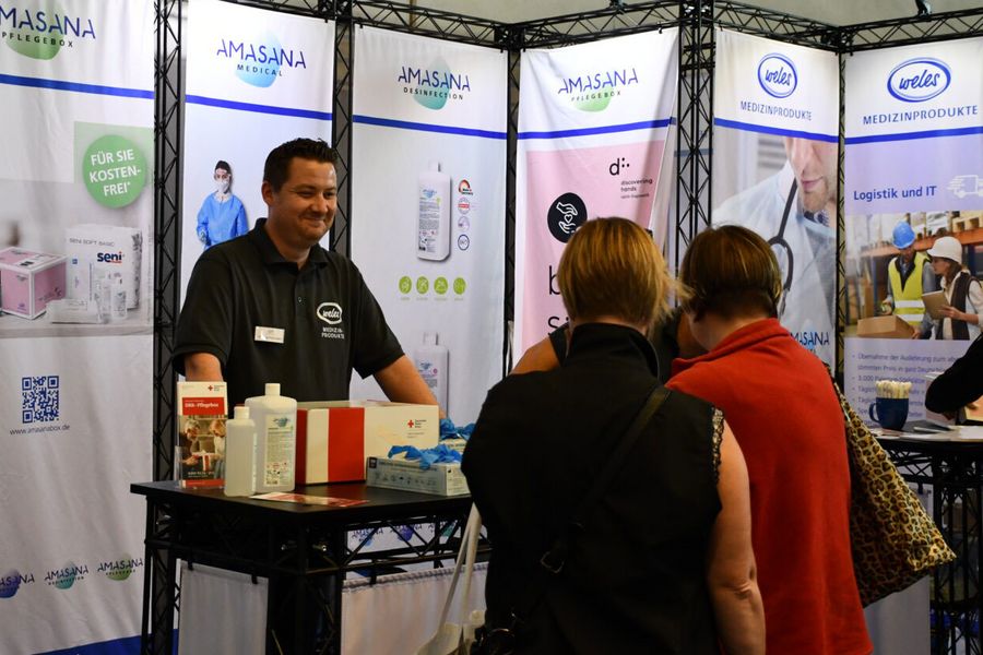Pflege- und Medizinprodukte auf der PflegeMesse Besucherinnen informieren sich an einem Messestand über Pflege- und Medizinprodukte auf der PflegeMesse in Rostock