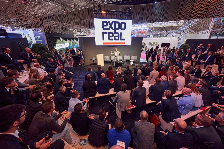 Fachprogramm auf der EXPO REAL in München Großes Fachpublikum bei einem Vortrag auf der EXPO REAL in München