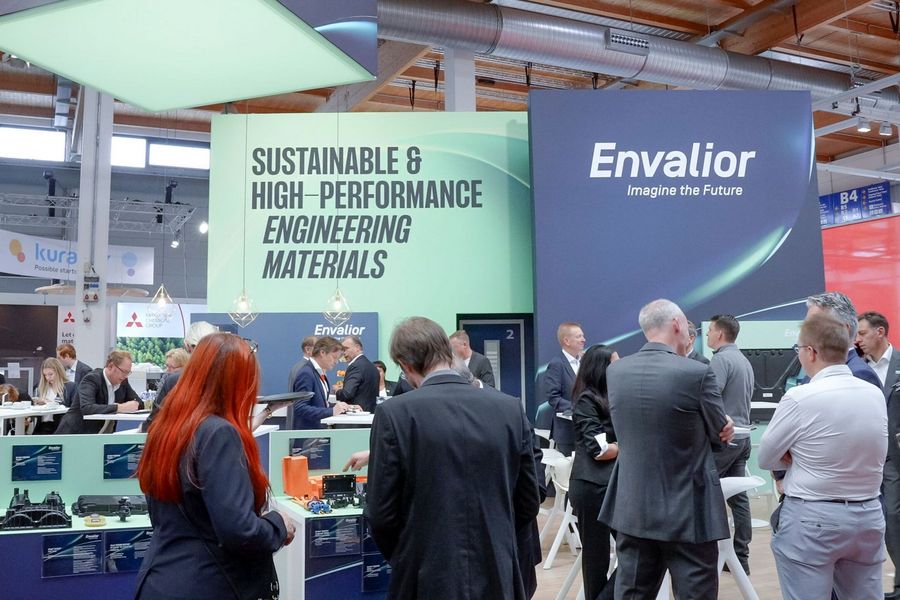 Werkstoffe und Kunststofftechnik auf der Fakuma Fachbesucher an einem Messestand mit technischen Kunststoffbauteilen auf der Fakuma in Friedrichshafen