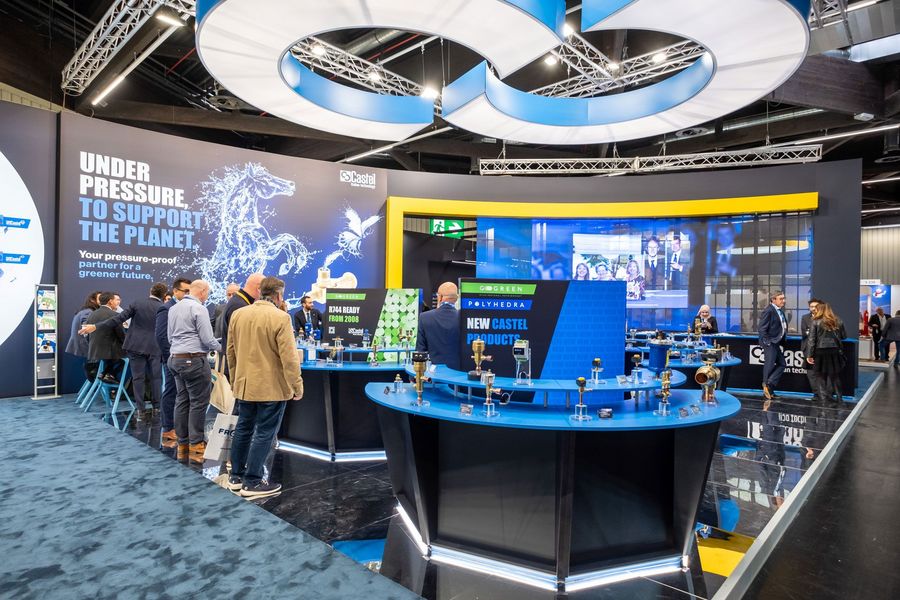 Komponenten für Kälte- und Klimatechnik auf der Chillventa Fachbesucher an einem Messestand mit Komponenten für Kälte- und Klimatechnik auf der Chillventa in Nürnberg