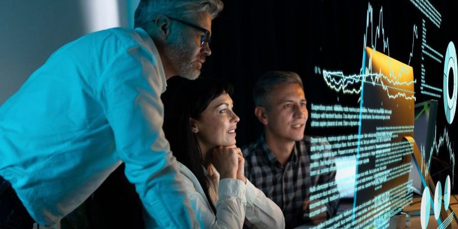 Digitale Datenanalyse in Logistik und Supply Chain Team analysiert digitale Daten und Kennzahlen auf einem großen Bildschirm