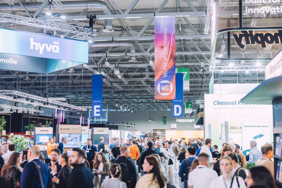 Gut besuchte Messehalle mit Ausstellern und Fachbesuchern auf der DMEXCO in Köln
