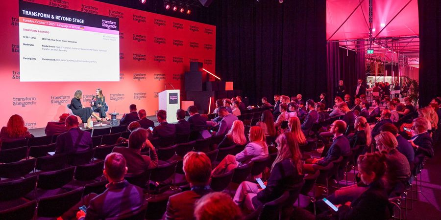 Bühnenprogramm auf der EXPO REAL in München Fachpublikum bei einem Bühnenprogramm auf der EXPO REAL in München