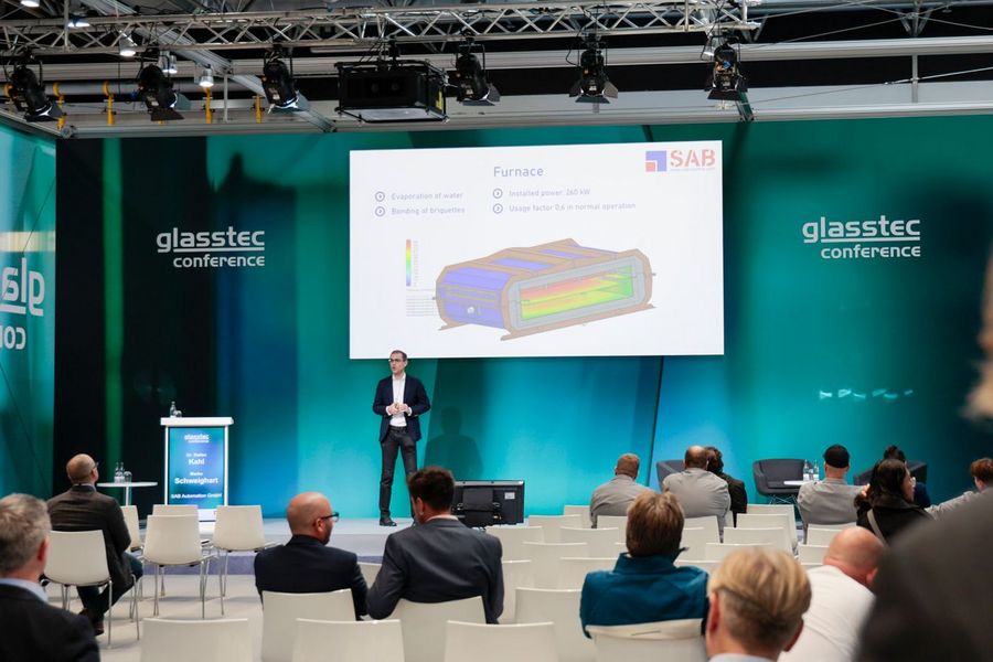 Fachvortrag auf der glasstec conference Fachvortrag auf der glasstec conference vor Publikum in Düsseldorf