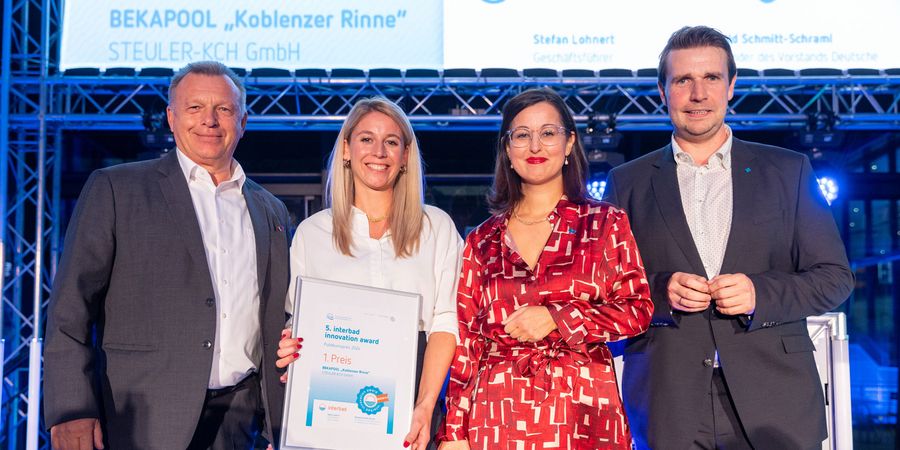 Vier Personen bei der Verleihung des interbad innovation award 2024