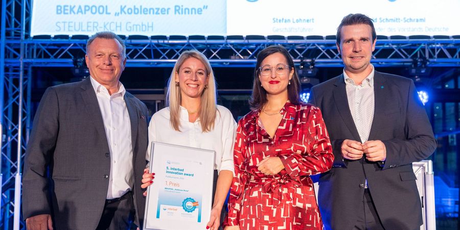 Vier Personen bei der Verleihung des interbad innovation award 2024