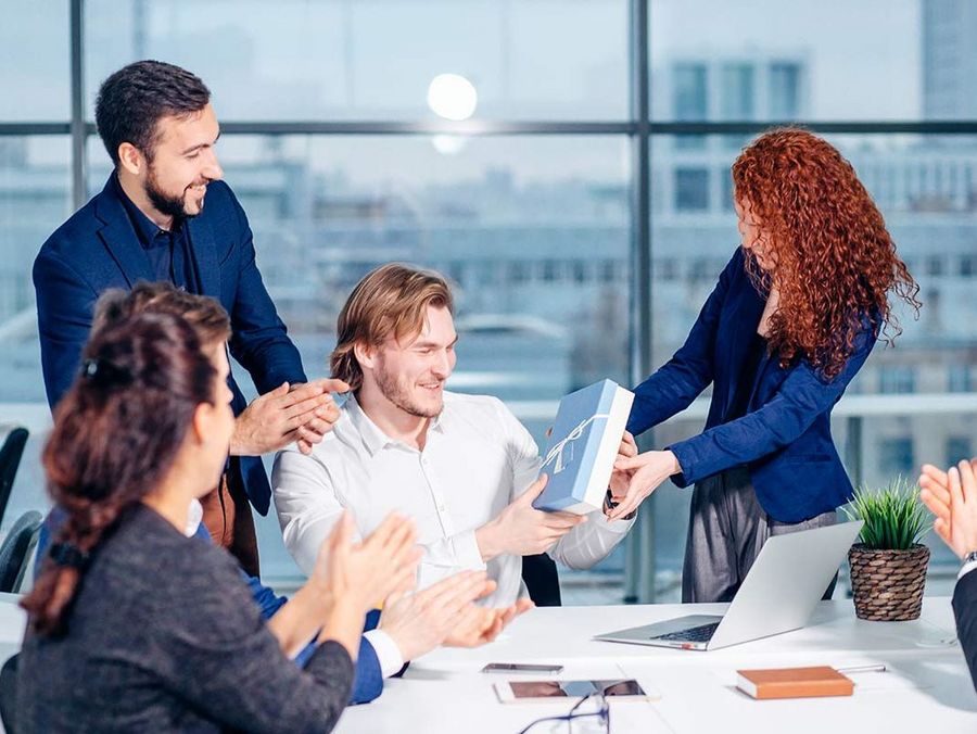 Höhere Mitarbeiterbindung und -zufriedenheit von Anfang an dank Onboarding Box Höhere Mitarbeiterbindung und -zufriedenheit von Anfang an dank Onboarding Box