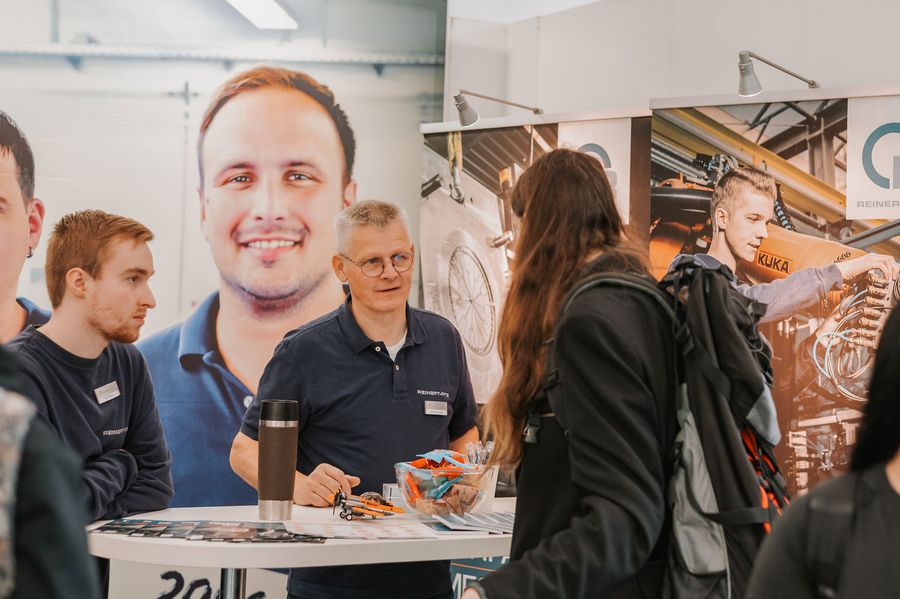 Beratung zu technischen Ausbildungsberufen auf der arbeitswelten Junge Messebesucherin informiert sich bei zwei Unternehmensvertretern über technische Ausbildungsberufe