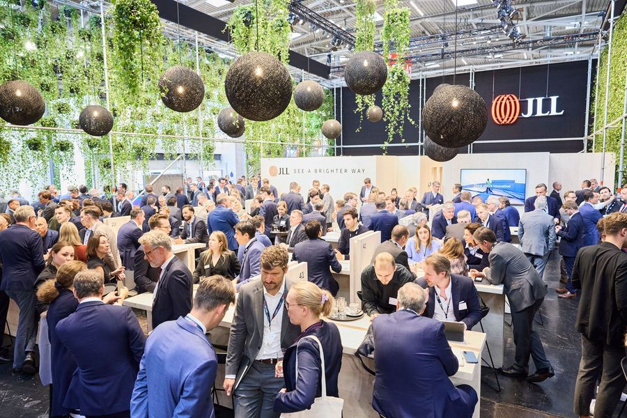 Networking auf der EXPO REAL in München Gut besuchter Messestand auf der EXPO REAL in München mit zahlreichen Fachgesprächen und Networking