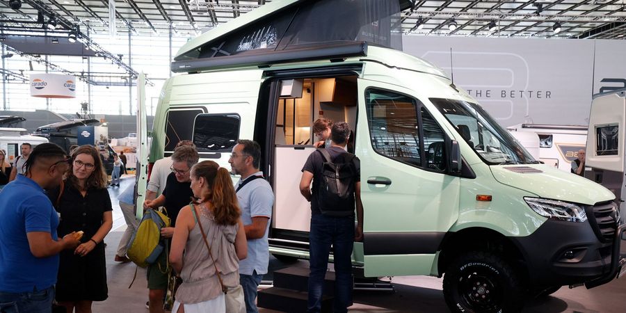 Campervan auf dem CARAVAN SALON Düsseldorf Besucher informieren sich über einen Campervan auf dem CARAVAN SALON Düsseldorf