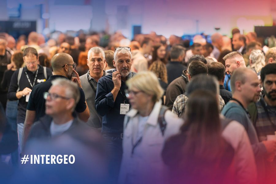 Fachbesucher auf der INTERGEO Fachbesucher im Austausch auf der INTERGEO 2025