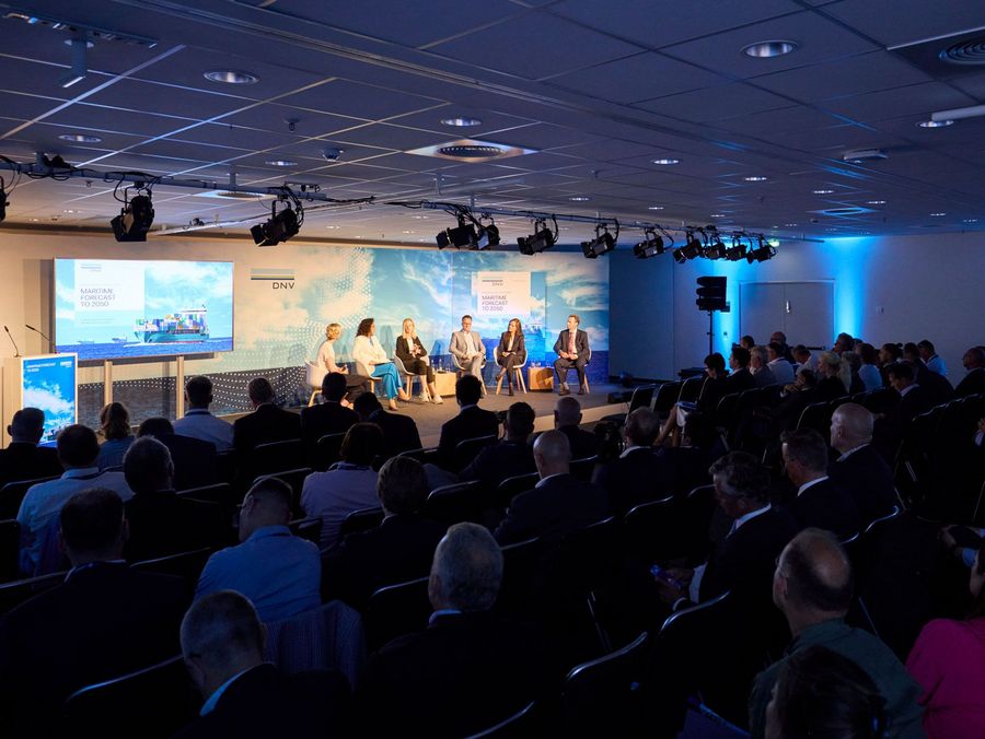 Podiumsdiskussion zur Zukunft der Schifffahrt auf der SMM in Hamburg