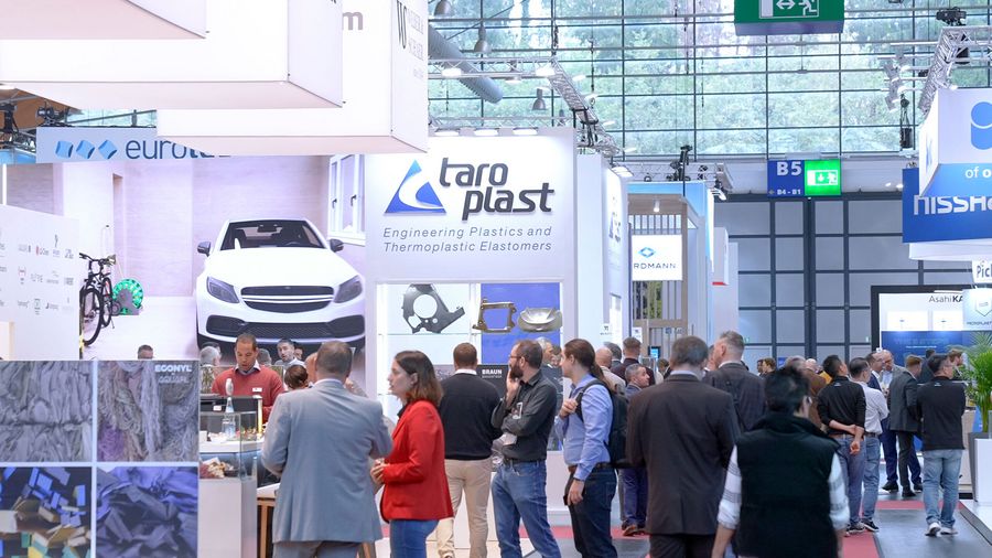 Fachbesucher auf der Fakuma in Friedrichshafen Gut besuchte Messehalle der Fakuma mit Fachbesuchern und Ausstellungsständen der Kunststoffindustrie