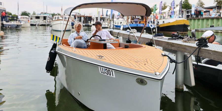 Motorboot bei der BOOT & FUN Berlin Motorboot im Hafenbereich der BOOT & FUN Berlin mit Besuchern und weiteren Booten im Hintergrund
