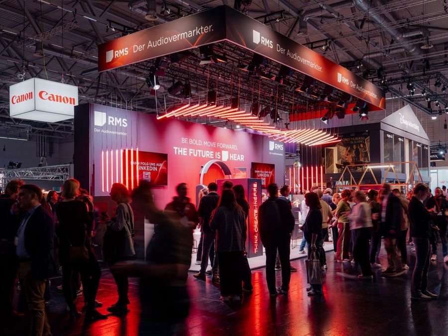 Fachbesucher an einem Messestand