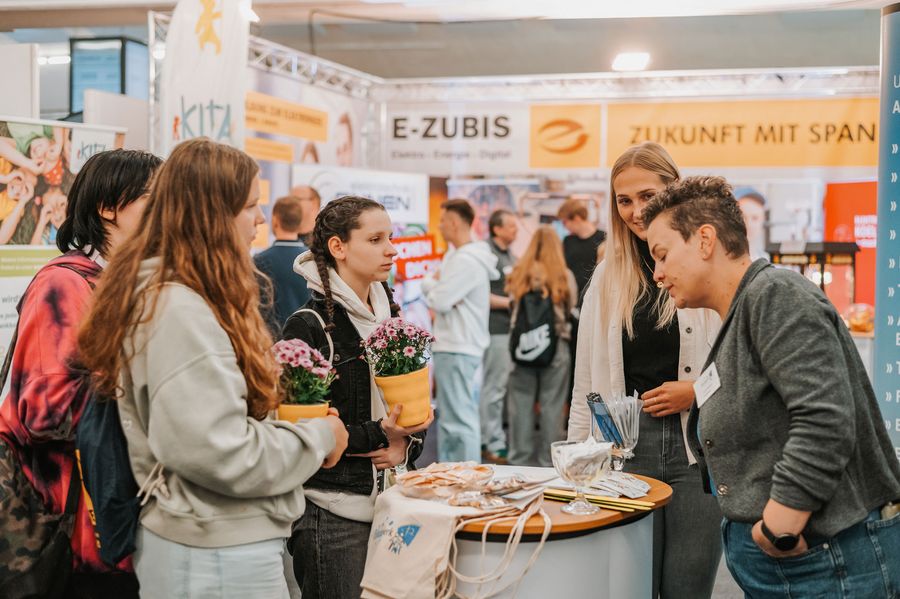 Berufsorientierung auf der Ausbildungsmesse arbeitswelten Jugendliche informieren sich an einem Messestand über Ausbildungs- und Berufsmöglichkeiten