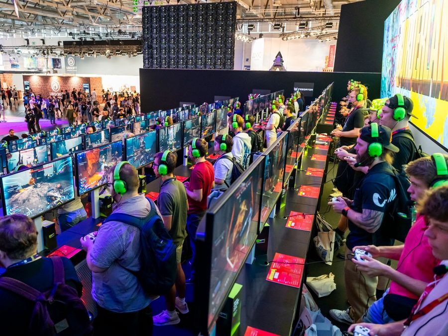 Gaming-Stationen auf der gamescom in Köln Besucher testen Computerspiele an zahlreichen Gaming-Stationen auf der gamescom in Köln