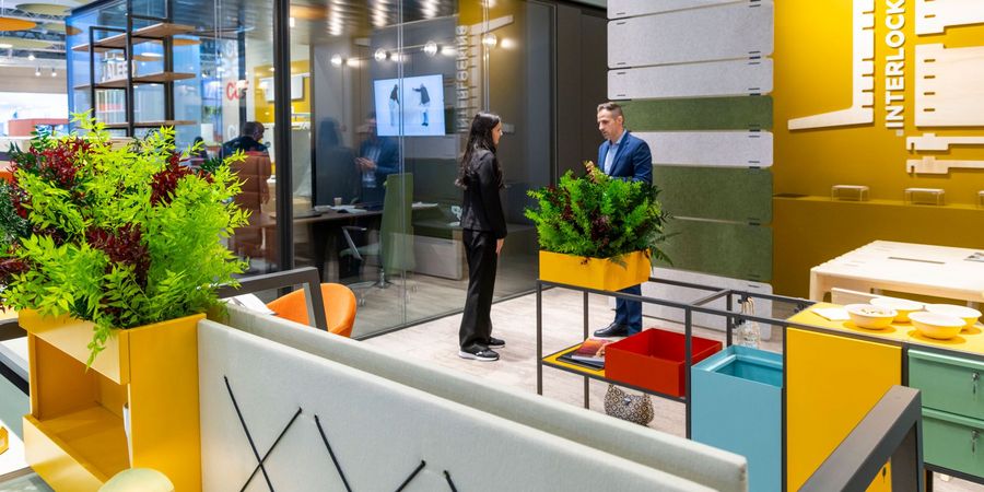 Flexible Büro- und Raumkonzepte auf der ORGATEC Moderne Büro- und Meetinglösung mit Glasraum, Akustikelementen und Pflanzen auf der ORGATEC in Köln