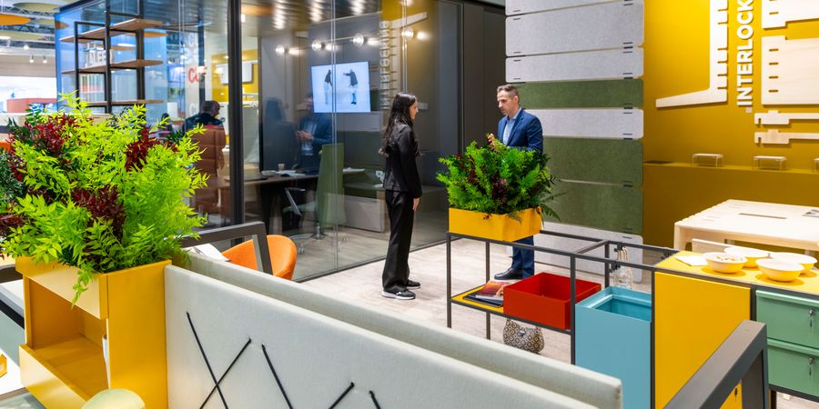 Flexible Büro- und Raumkonzepte auf der ORGATEC Moderne Büro- und Meetinglösung mit Glasraum, Akustikelementen und Pflanzen auf der ORGATEC in Köln