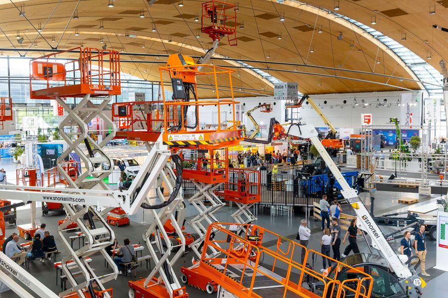 Arbeitsbühnen und Scherenlifte in der Messehalle der Platformers' Days in Karlsruhe