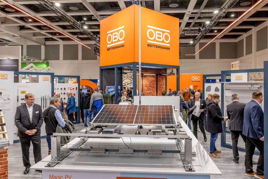 Photovoltaik und Gebäudetechnik auf der gedatec Messestand mit Photovoltaik-Modul und Lösungen für Elektro- und Gebäudetechnik auf der gedatec in Berlin