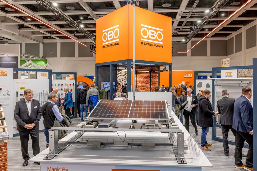 Messestand mit Photovoltaik-Modul und Lösungen für Elektro- und Gebäudetechnik auf der gedatec in Berlin