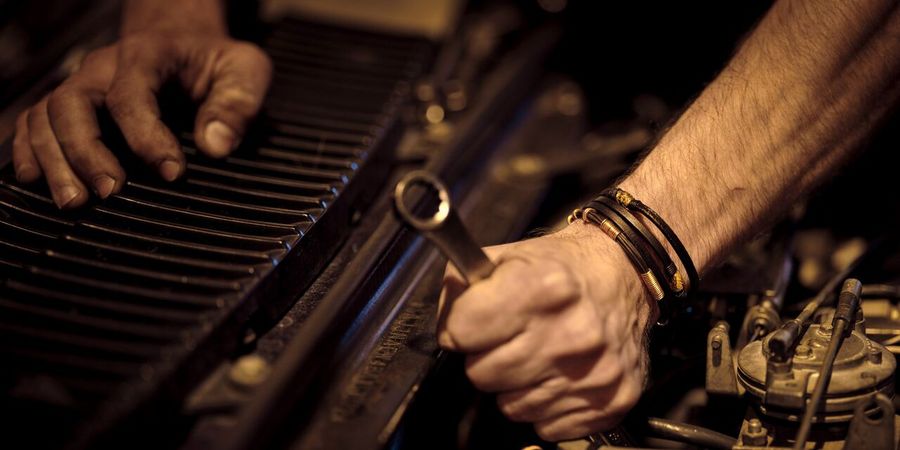 https://unsplash.com/es/fotos/manos-trabajando-en-el-motor-del-coche-Fd6osyVbtG4 https://unsplash.com/es/fotos/manos-trabajando-en-el-motor-del-coche-Fd6osyVbtG4