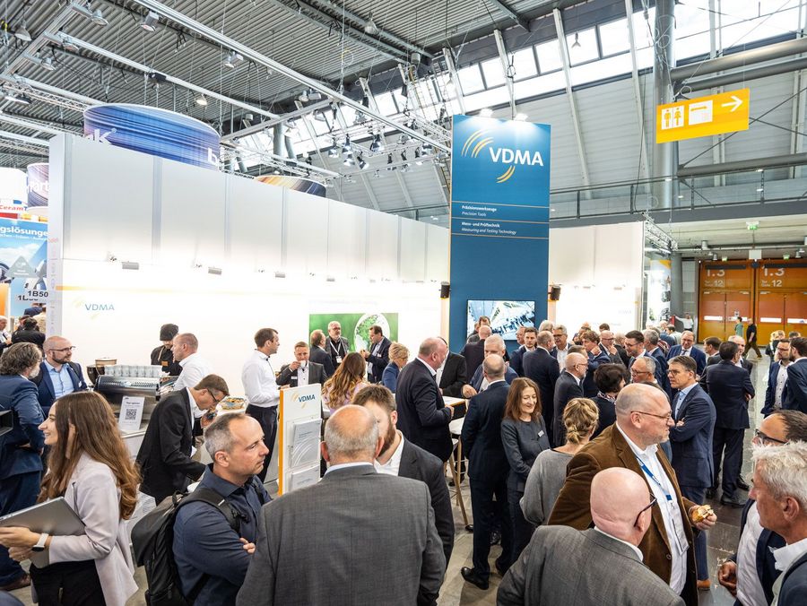 Fachbesucher im Austausch am VDMA-Messestand auf der AMB in Stuttgart