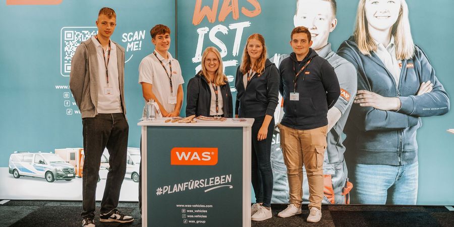 WAS auf der Ausbildungsmesse arbeitswelten Fünf Mitarbeitende und Auszubildende am Messestand von WAS auf der Ausbildungsmesse arbeitswelten