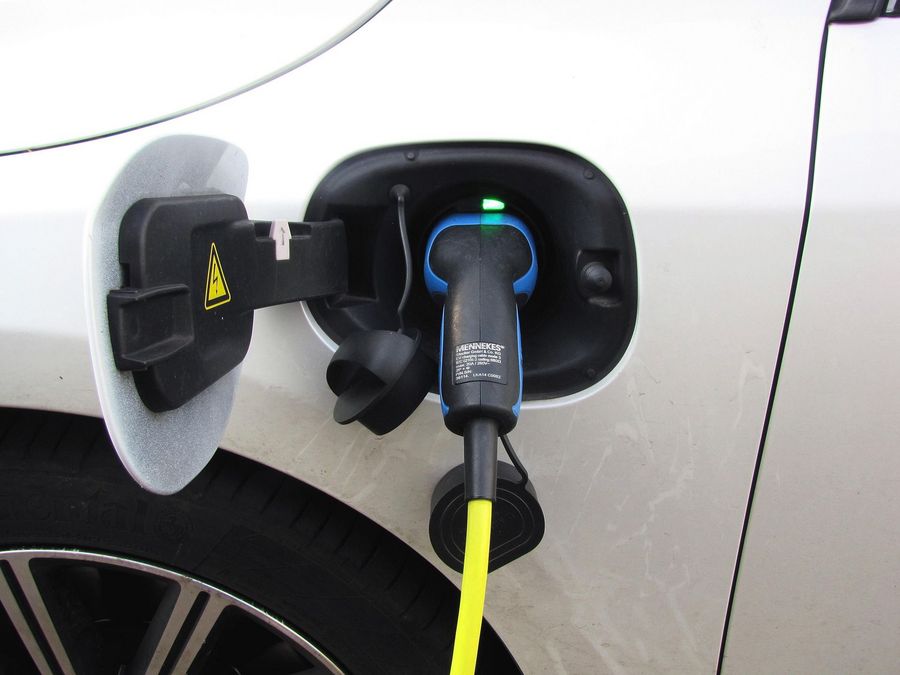 Günstig unterwegs mit dem E-Auto: So geht's!