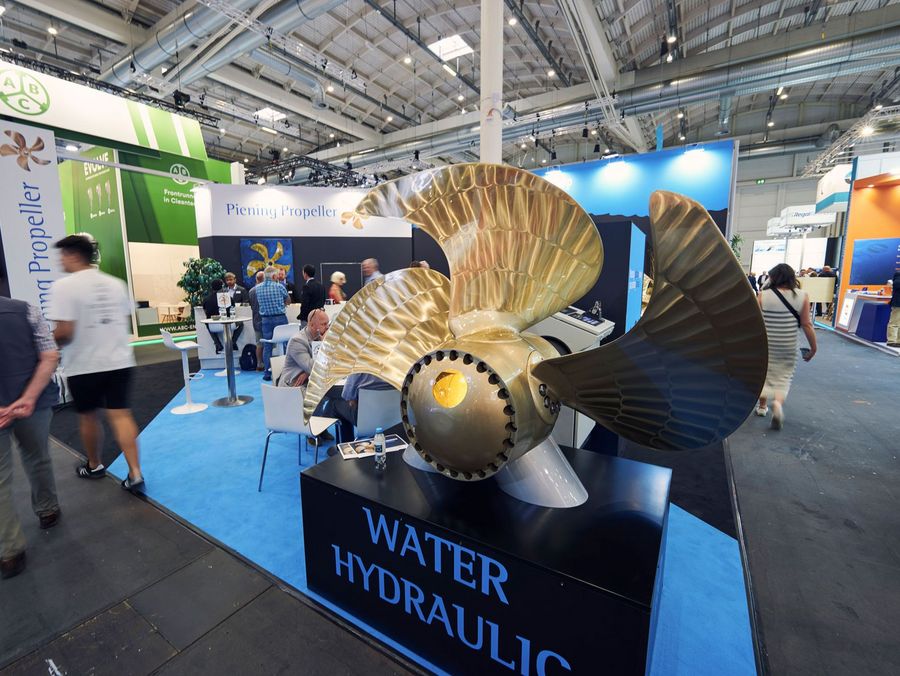 Großer Schiffspropeller auf einem Messestand der SMM in Hamburg