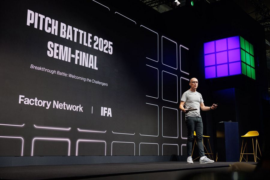 Pitch Battle auf der IFA 2025 mit Präsentation eines Start-ups auf der Bühne