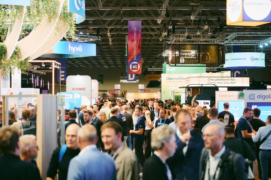 Gut besuchte Messehalle der DMEXCO mit Fachbesuchern und Ausstellern aus digitalem Marketing und E-Commerce