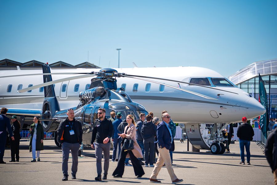 Static Display: Besucher der AERO