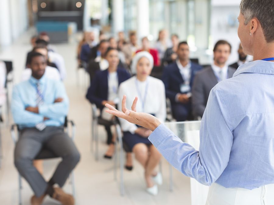 Effizienz im HR- und Risikomanagement: Wie der Mittelstand Pflichtschulungen durch E-Learning digitalisiert und Kosten senkt