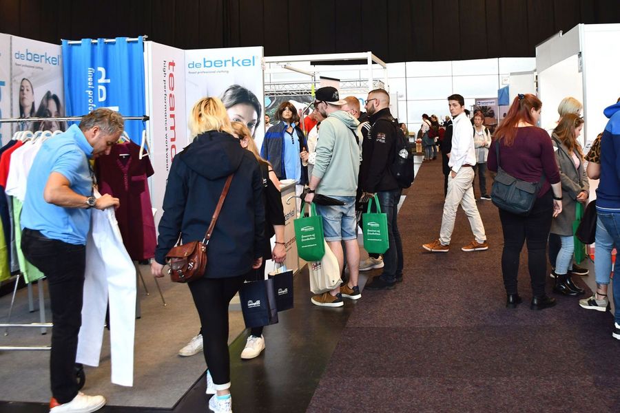 Besucherinnen und Besucher an verschiedenen Ausstellungsständen auf der PflegeMesse in Rostock