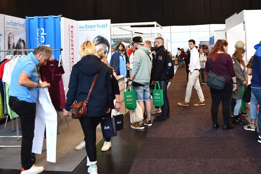 Ausstellungsbereich der PflegeMesse in Rostock Besucherinnen und Besucher an verschiedenen Ausstellungsständen auf der PflegeMesse in Rostock