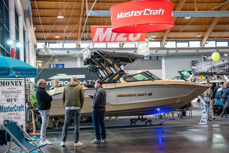 Motorboote auf der INTERBOOT 2025 Motorboot mit Fachbesuchern auf der INTERBOOT 2025 in Friedrichshafen