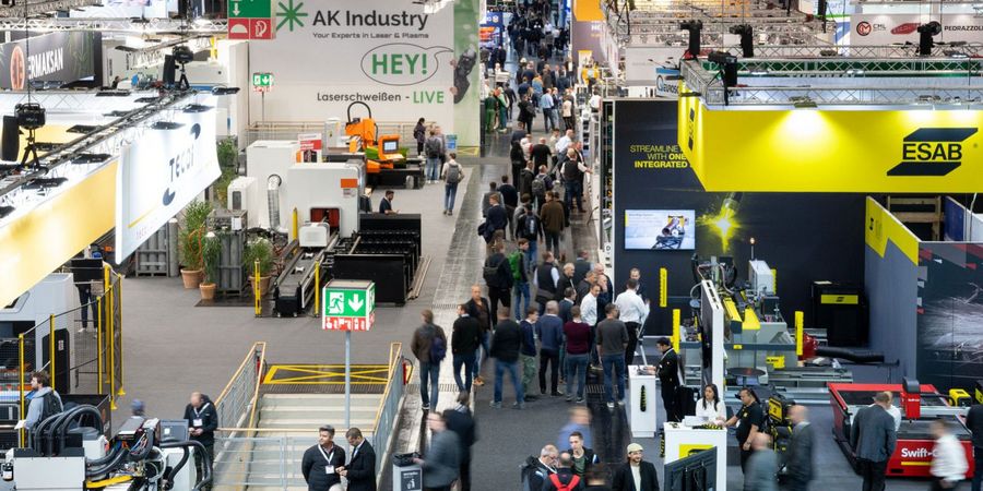 Gut besuchte Messehalle der EuroBLECH mit Fachbesuchern, Maschinen und Ausstellungsständen zur Blechbearbeitung