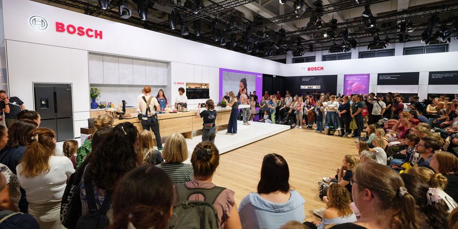 Besucherandrang auf der IFA in Berlin Gut besuchter Eingangs- und Veranstaltungsbereich der IFA in Berlin mit zahlreichen Fach- und Privatbesuchern
