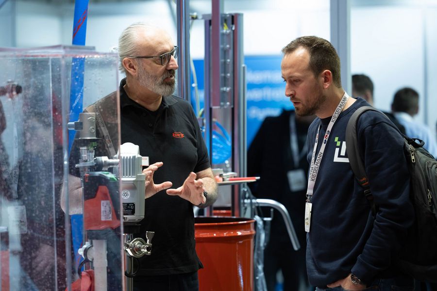 Technik für die Getränkeproduktion auf der BrauBeviale Aussteller erklärt einem Fachbesucher Technik für die Getränkeproduktion auf der BrauBeviale in Nürnberg