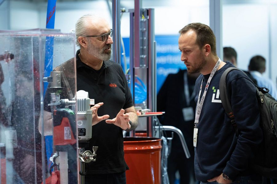 Technik für die Getränkeproduktion auf der BrauBeviale Aussteller erklärt einem Fachbesucher Technik für die Getränkeproduktion auf der BrauBeviale in Nürnberg