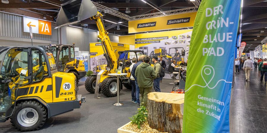 Baumaschinen und Messebesucher auf der GaLaBau 2026 in Nürnberg
