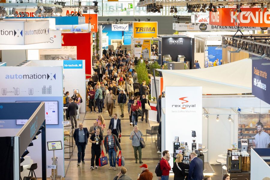 Messehalle der südback in Stuttgart Gut besuchte Messehalle der südback in Stuttgart mit Fachbesuchern und Ausstellungsständen für Backtechnik, Automatisierung und Kaffee