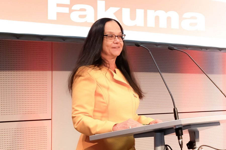 Pressekonferenz zur Fakuma Rednerin bei einer Pressekonferenz der Fakuma vor einem großen Fakuma-Schriftzug