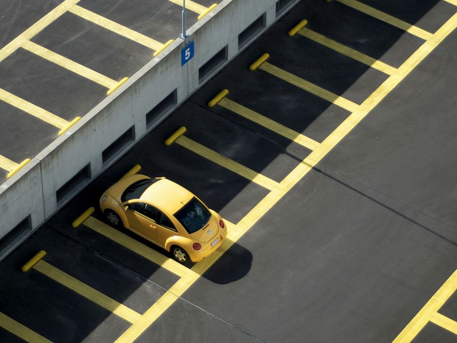 Flughafenparkplätze im Vergleich: Mit Parkos entspannt zur Reise starten
