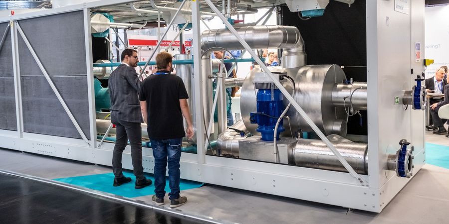 Fachbesucher vor einer großen Anlage für Kälte- und Klimatechnik auf der Chillventa in Nürnberg
