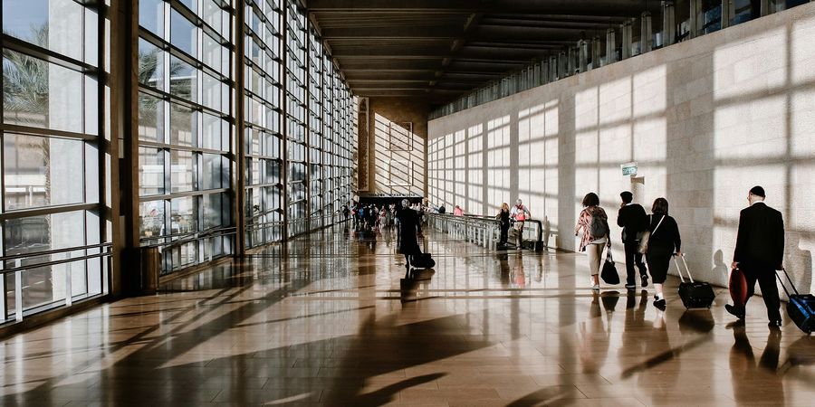 Geschäftsreisen sind nicht selten zeitkritisch - doch was lässt sich gegen mögliche Verzögerungen tun? Bildquelle: @ Briana Tozour / Unsplash.com Geschäftsreisen sind nicht selten zeitkritisch - doch was lässt sich gegen mögliche Verzögerungen tun? Bildquelle: @ Briana Tozour / Unsplash.com