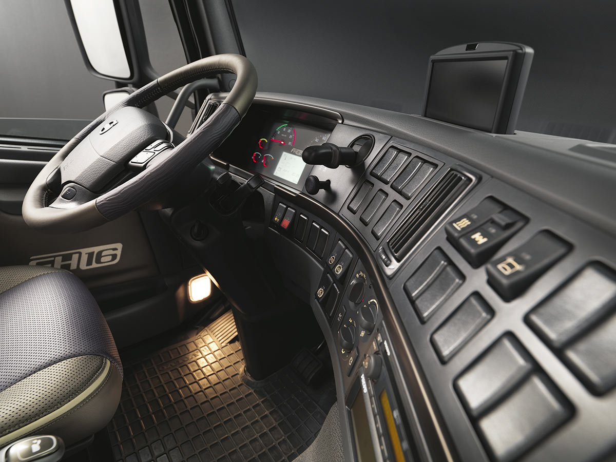 Вольво фш управление. Volvo fh16 750 кабина. Volvo FH 2015 салон. Volvo fh16 кабина. Volvo fh16 Interior.