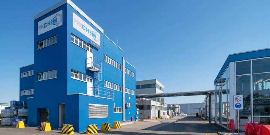 Ein Ort für kluge Prozesse: Das Firmengebäude der ProChem GmbH vereint technische Exzellenz mit unternehmerischer Weitsicht. Ein Ort für kluge Prozesse: Das Firmengebäude der ProChem GmbH vereint technische Exzellenz mit unternehmerischer Weitsicht. Hier entstehen individuelle Lösungen für anspruchsvolle Kunden – getragen von Struktur, Verlässlichkeit und einem Team, das Präzision lebt. Die moderne Architektur steht symbolisch für die klare Haltung des Unternehmens: effizient, flexibel und bereit, auch komplexe Herausforderungen souverän zu meistern
